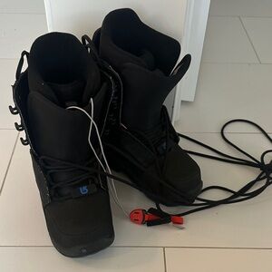 Burton Black Snowboard Youth Boots with Red Details size 5